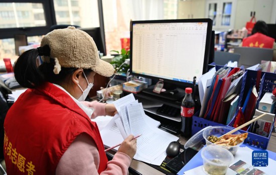 12月27日，志愿者尹鹏在核查社区居民核酸采样情况。