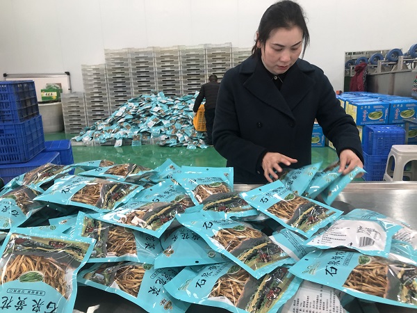 石泉县政协委员王金兰：爱心黄花菜 助力抗疫情