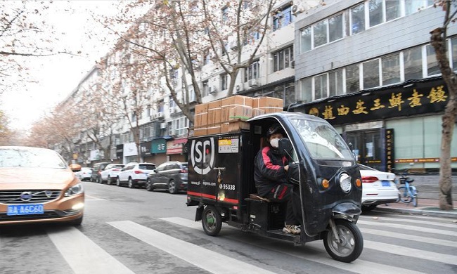 城市静下来 他们动起来 有序复工！疫情下的快递小哥每日派送百余件包裹