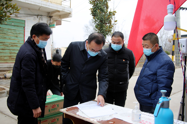 丹凤县政协党组书记王舒慰问一线疫情防控工作人员