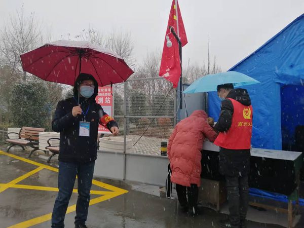 守好小区居民的“健康门” 记商洛市商州区西街居民三组小区下沉干部李福龙