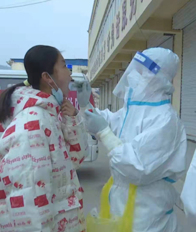志丹“大白”上门核酸采样：为居家隔离人员筑牢健康防线
