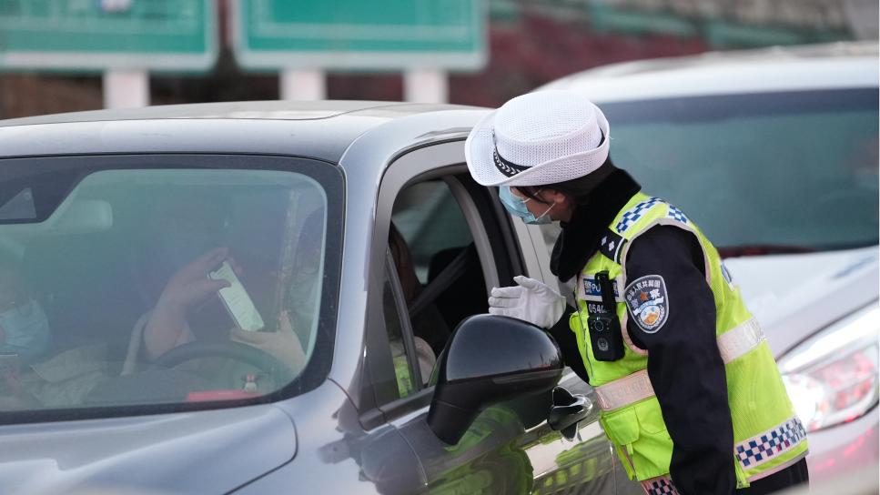 人民警察，战“疫”一线写忠诚 “我在你身边”，致敬护民安宁的那抹蓝！