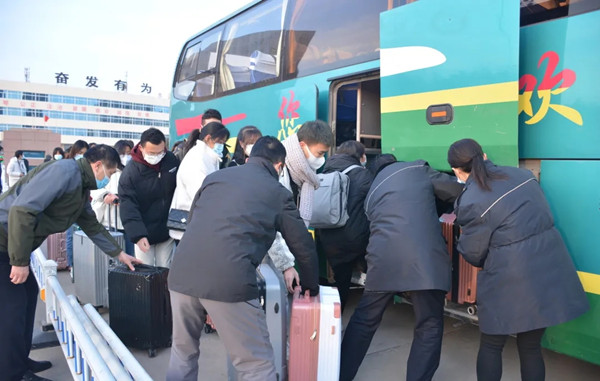 包車轉(zhuǎn)運遠(yuǎn)途學(xué)生 在銅3142名學(xué)生順利離校返鄉(xiāng)
