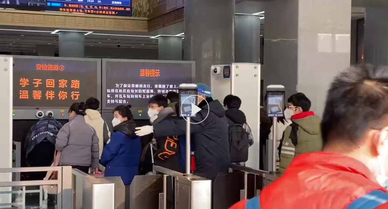 2022年春运今日启动 西安低风险地区高校包车将学生们点对点运送至车站