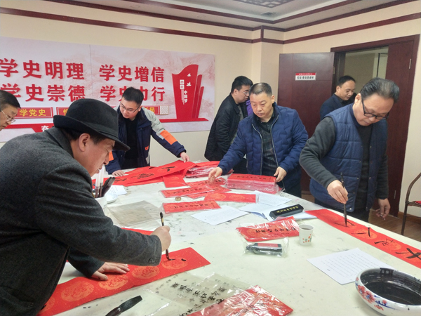 春联送祝福 墨香暖人心 宝鸡市政协开展“迎新春 送祝福”义写春联活动