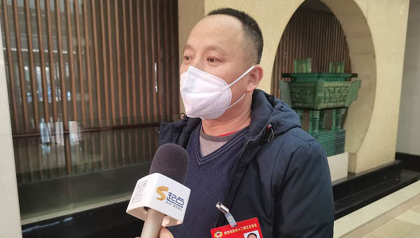 王俊平：建议出台奖励措施 鼓励民营企业敢用人、敢签订长期合同