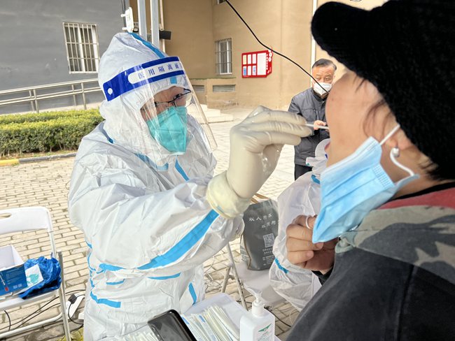 细微显真情，平凡塑仁心 ——战“疫”一线医护人员群像（八）