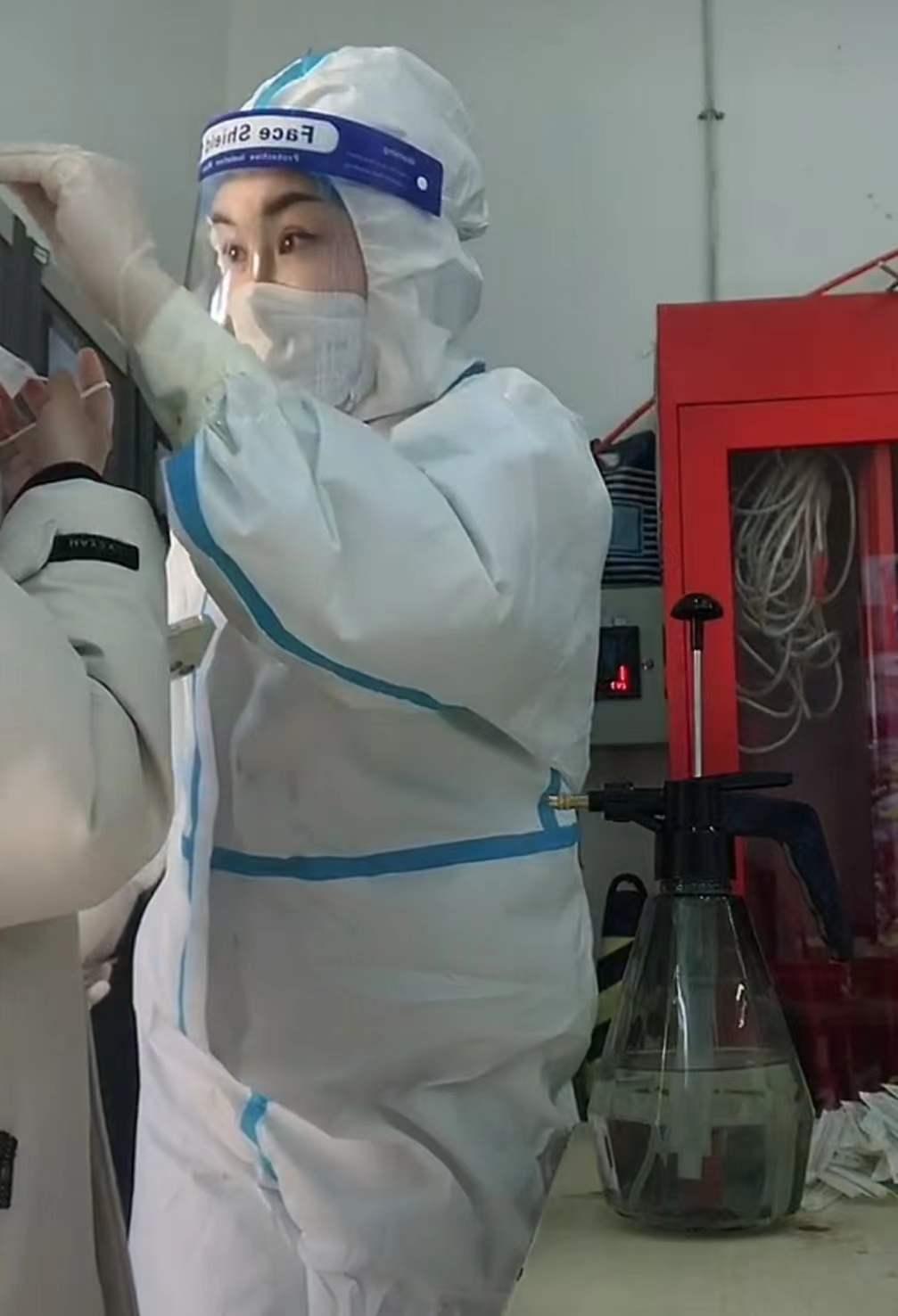 深圳女孩滞留西安后当“大白”：“从锅碗瓢盆到牙刷，大家帮我凑起一个家”