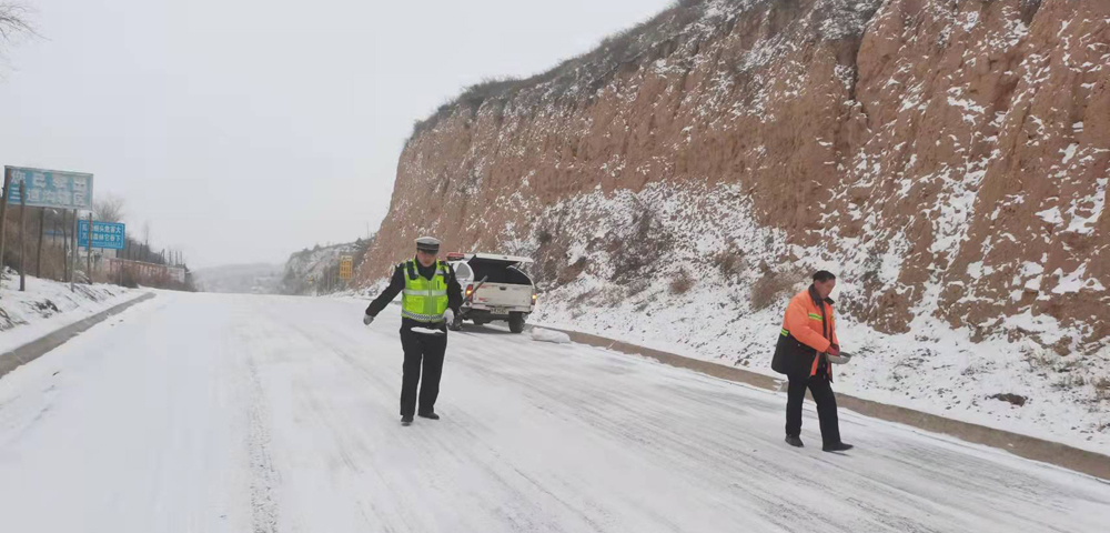 府谷三道溝交警雪天奮戰(zhàn)在一線撒鹽除雪保平安