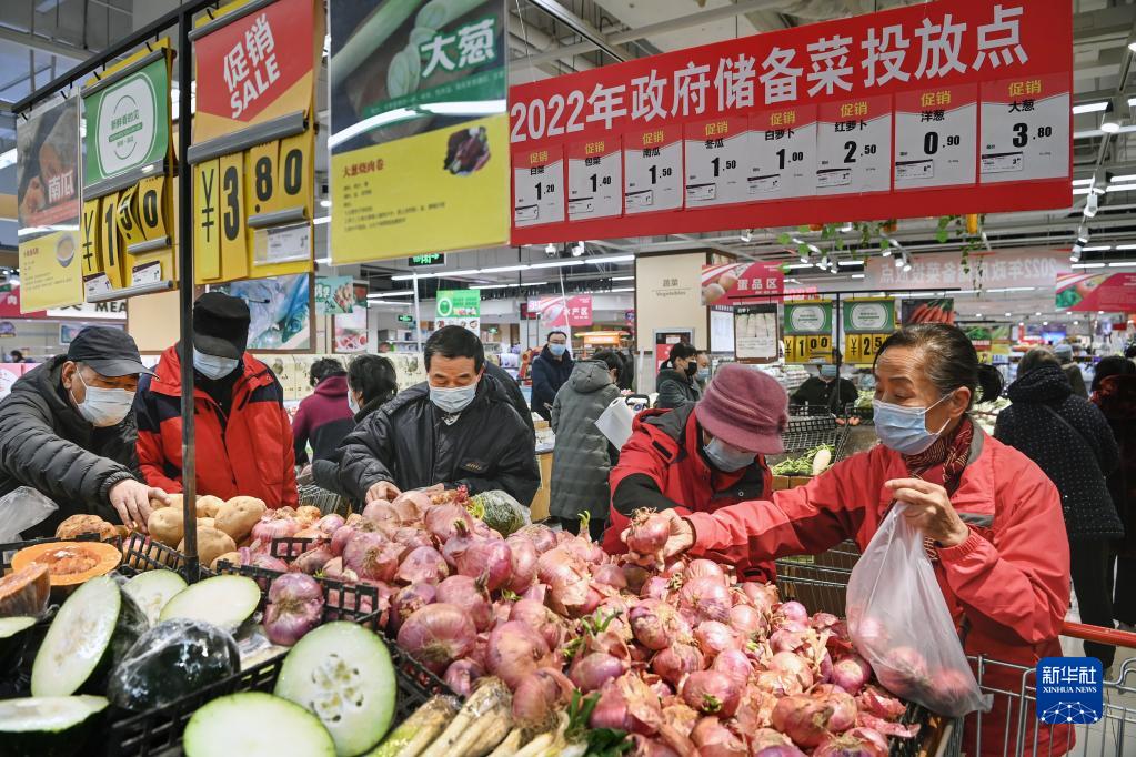 1月24日，市民在西安市朝阳门外的一家大型超市选购政府投放的储备蔬菜。