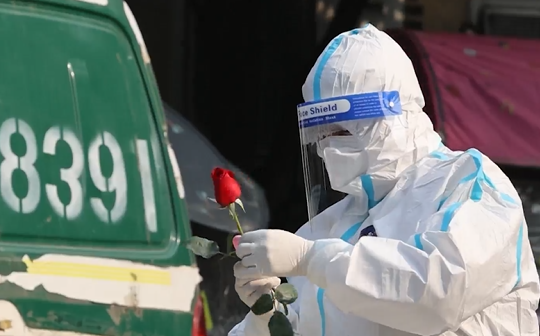 送你一朵小红花 致敬守护西安的每一个你