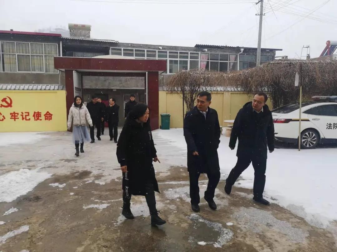 榆林市中院院長雷紅新到子洲法院裴家灣法庭慰問基層一線干警
