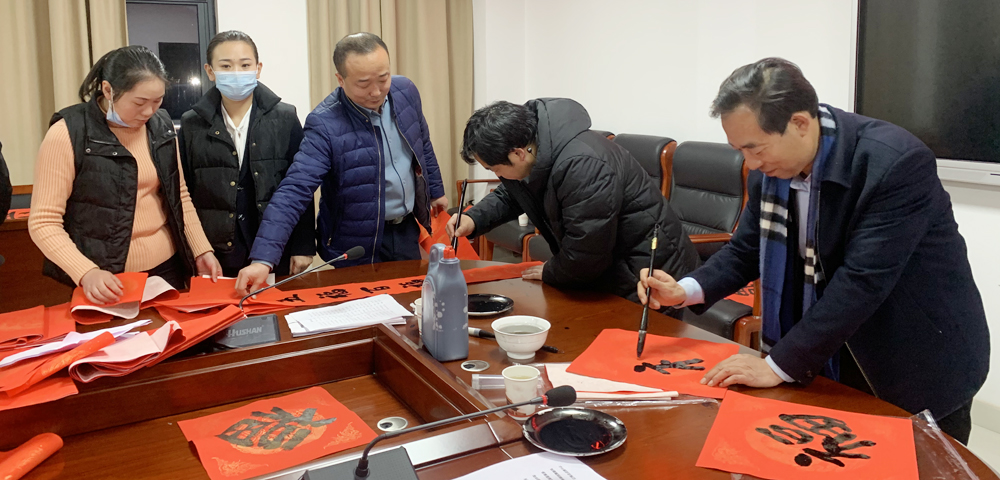 商洛市文聯：義寫春聯 送“福”給職工