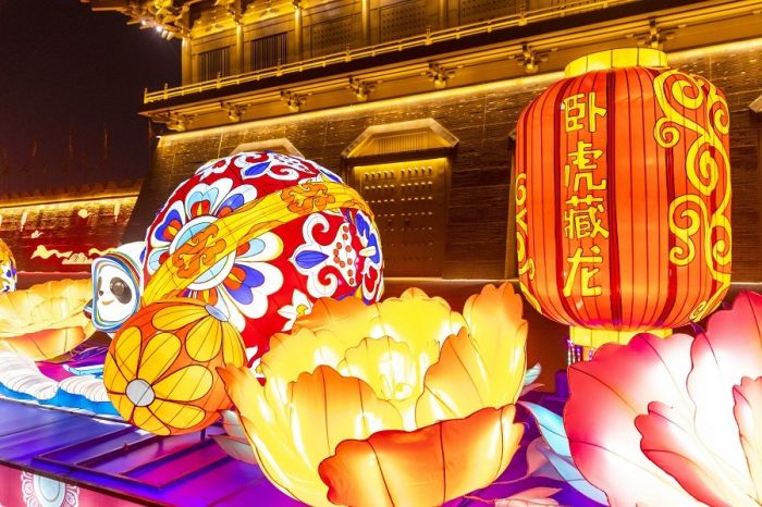 西安点亮虎年新春花灯 市民冒雨打卡赏灯