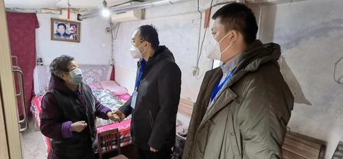 蓮湖區(qū)春節(jié)送暖 精準(zhǔn)慰問空巢獨居老人