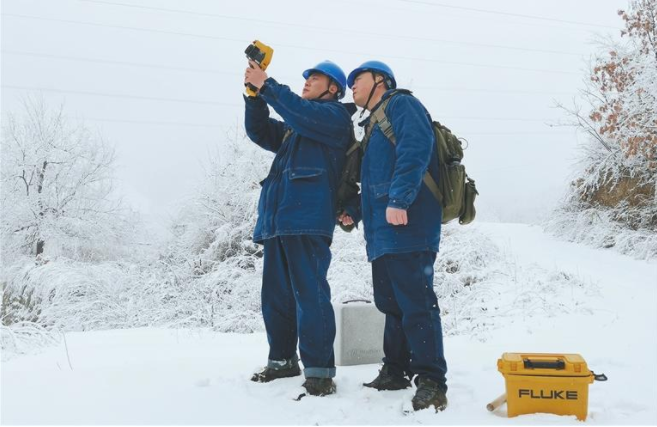 踏雪翻山去巡线 保障秦岭电力“大动脉”