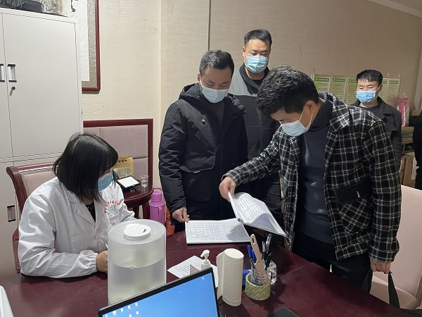 医护夫妻齐上阵“疫”线展风采