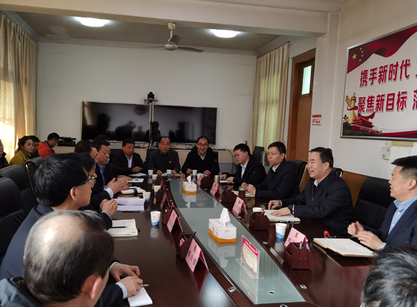宝鸡市政协主席何存贵在千阳县政协调研并召开座谈会