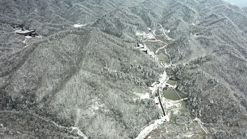 大雪覆盖下的悠然山全景