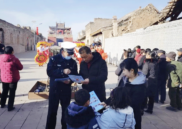 府谷縣新民交警走進廟會現場開展交通安全宣傳