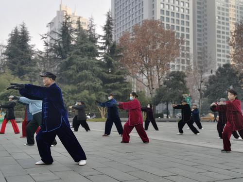 晨练老人成城市靓丽风景