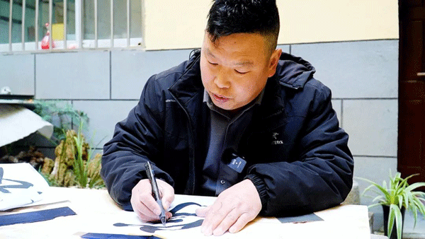 【非遗故事】张军锋：用木雕刻画人生