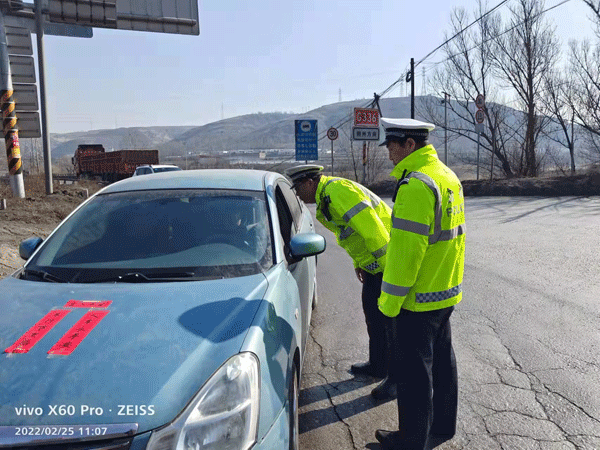 府谷縣三道溝交警組織開展道路交通秩序整治專項(xiàng)行動(dòng)