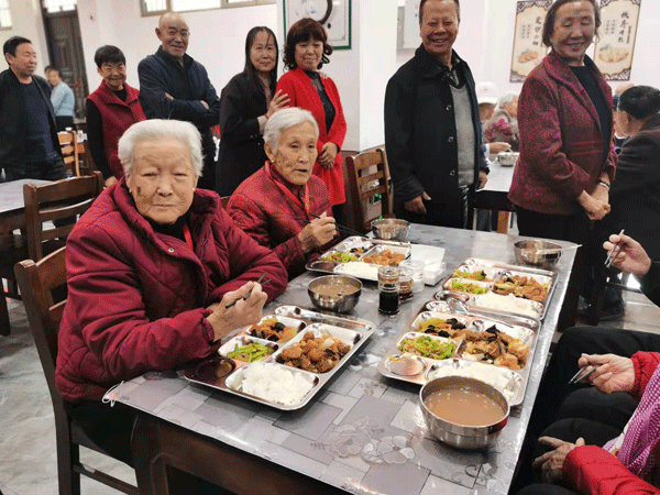 榆陽區(qū)以社區(qū)、機(jī)構(gòu)、居家三方為抓手，不斷完善養(yǎng)老服務(wù)體系——給老年人一個“穩(wěn)穩(wěn)的幸?！?/> </a> </div>
                <div   id=