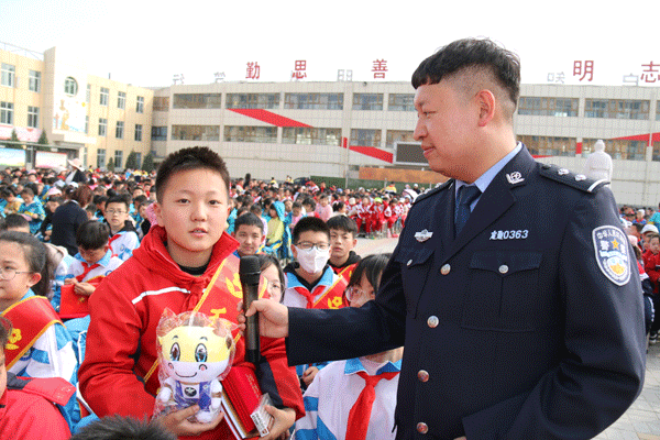 榆林市定邊縣公安局禁毒大隊(duì)走進(jìn)學(xué)校開啟“禁毒一堂課”活動(dòng)