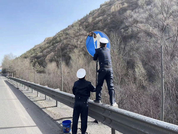 府谷新民交警：擦亮交通標識標牌 保障出行交通安全