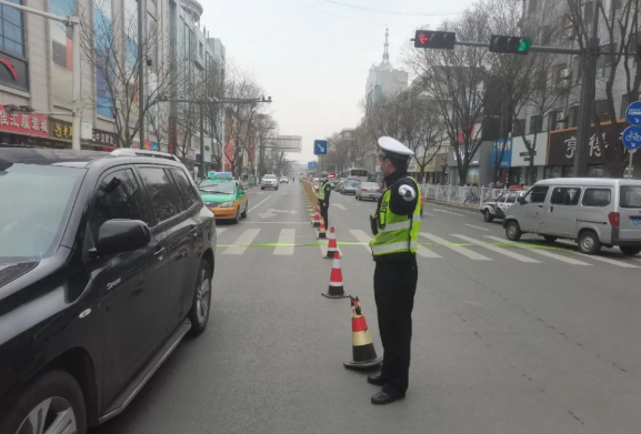 榆林市公安局交警支隊(duì)二大隊(duì)竭“警”全力扎實(shí)做好兩會(huì)安保工作