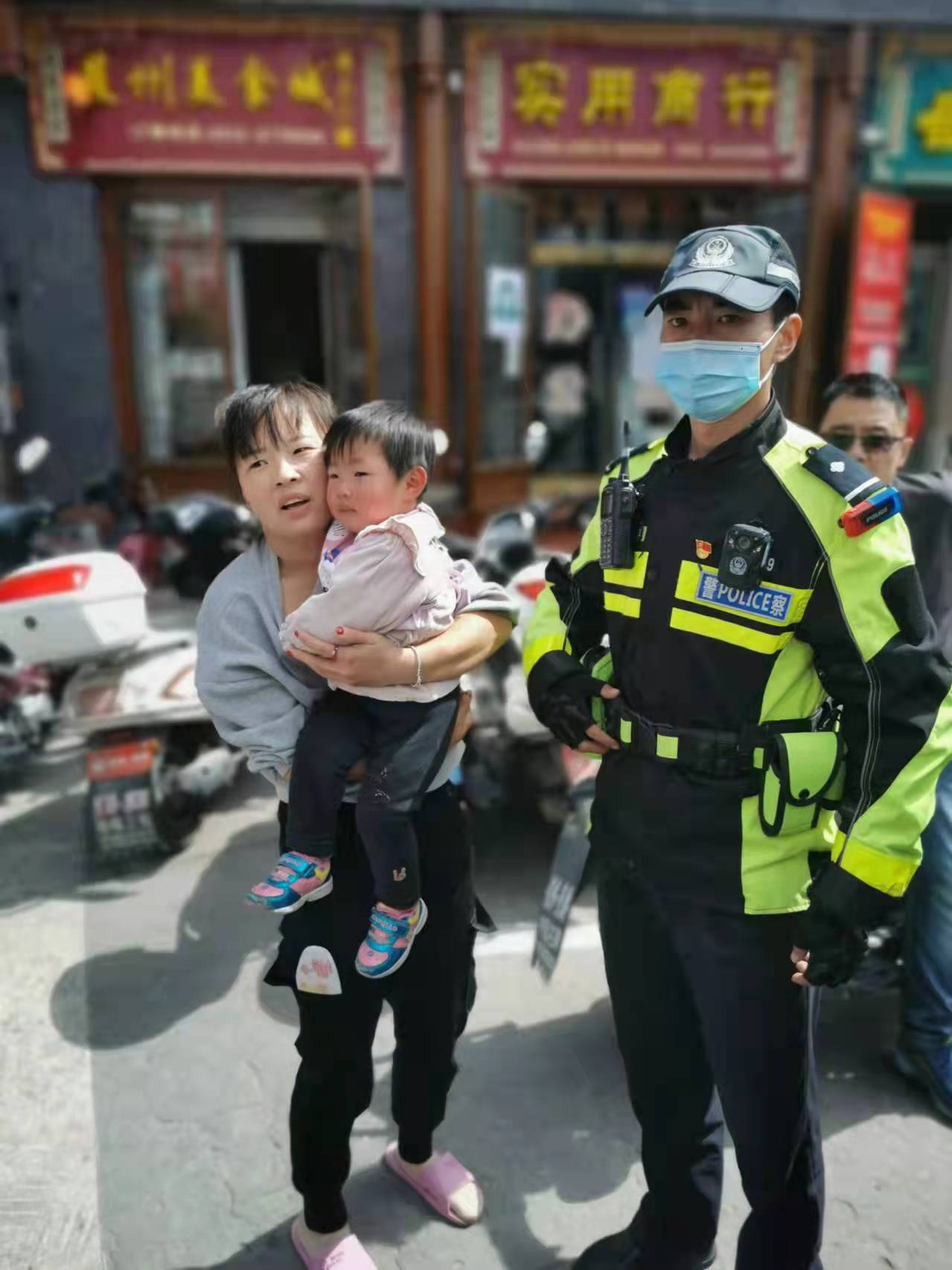 暖心：佳縣一小女孩與父母走失 交警及時(shí)幫助找回