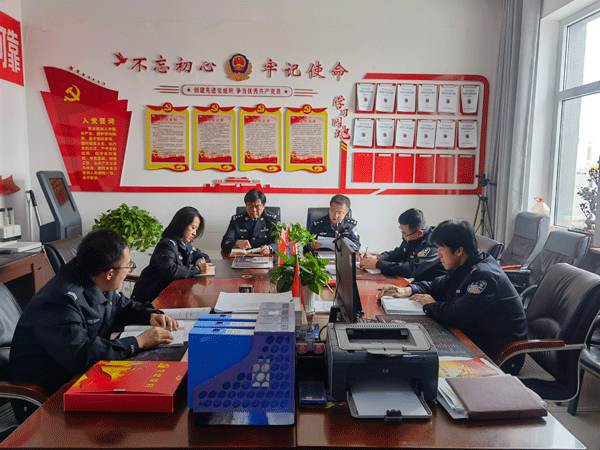 定邊縣公安局經(jīng)偵大隊黨支部開展黨員活動日 集中學習觀看警示教育片