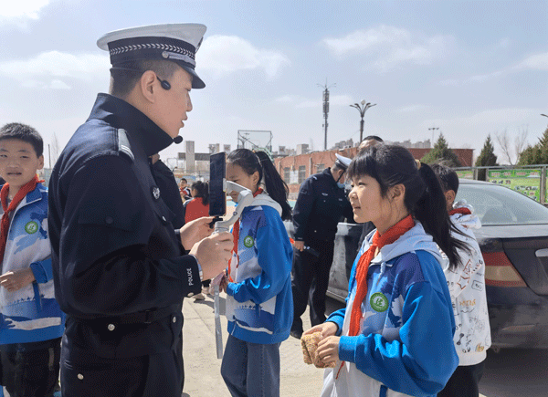 榆林交警高新大隊清明前夕“送法”宣傳進校園