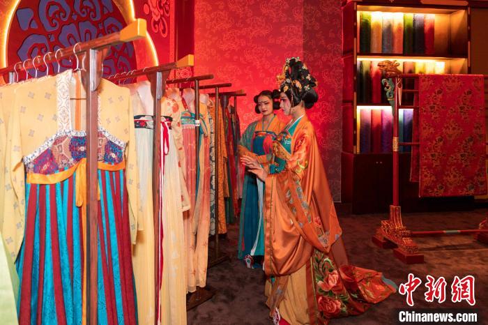 《寻梦·芙蓉里》表演中，大唐仕女正在挑选服饰。西安市曲江新区供图