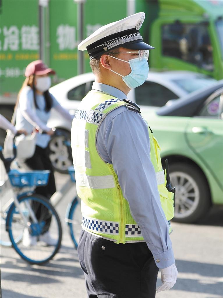 5月3日，在西安市环城路上执勤的交警。陕西日报记者 戴吉坤摄