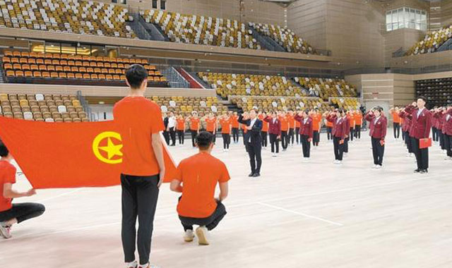 光荣加入中国共产主义青年团