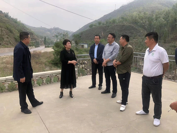 清涧县政协主席刘建华调研当前重点工作