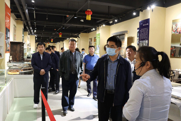 榆林市政协举行“深化委员读书活动工作”赠书仪式