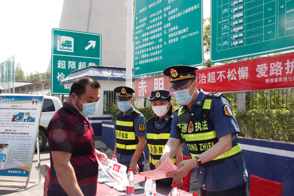 “守護(hù)公路安全 爭(zhēng)當(dāng)服務(wù)先鋒”——陜西省高速公路路政執(zhí)法總隊(duì)第七支隊(duì)開展“路政宣傳月”活動(dòng)