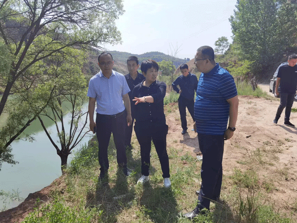  清涧县政协主席刘建华调研当前重点工作