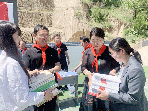 书香润童年 阅读助圆梦 清涧县政协“关爱少年儿童，政协委员在行动”活动纪实