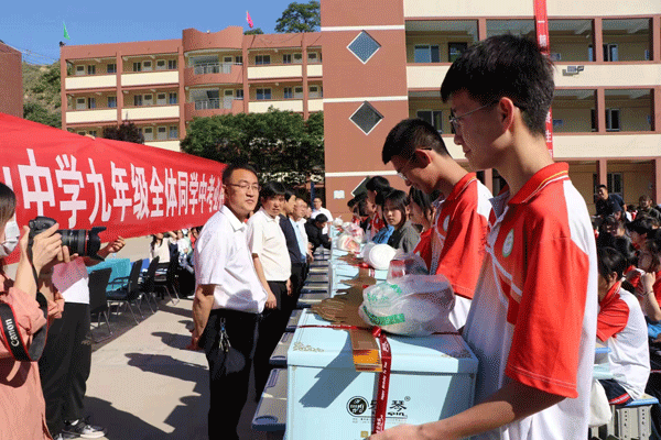 爱心相伴 助梦启航——清涧县政协委员张海琴爱心助考