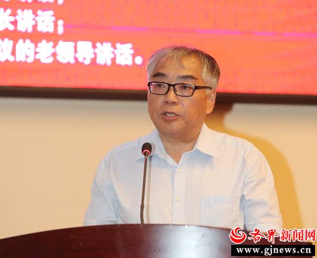 第一项议程：第三届三秦文化研究会会长李炳武同志委托刘晓钟代作报告