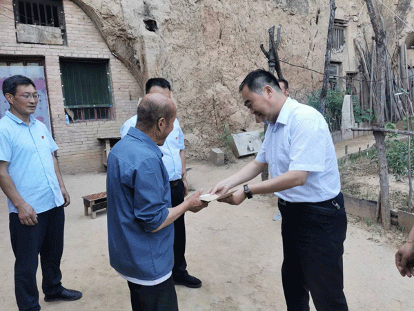 麟游县政协开展走访慰问困难老党员活动