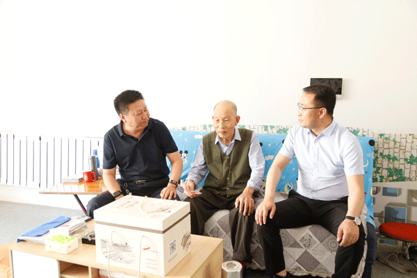 神木市政协副主席李治佳“七一”前夕慰问西沙街道老党员并调研创文信访工作