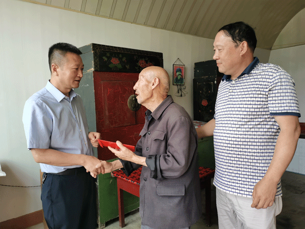 米脂县政协副主席“七一”前夕走访慰问困难党员
