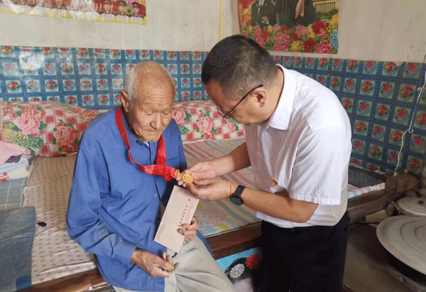 佳县政协主席白静阳“七一”前夕走访慰问老党员