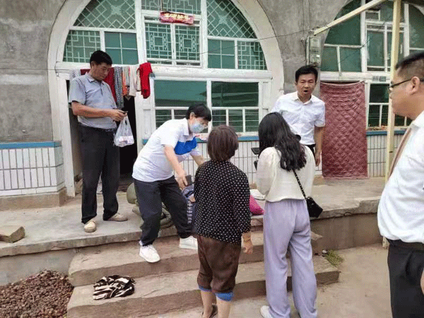 子洲县政协主席王志琴“七一”慰问老党员